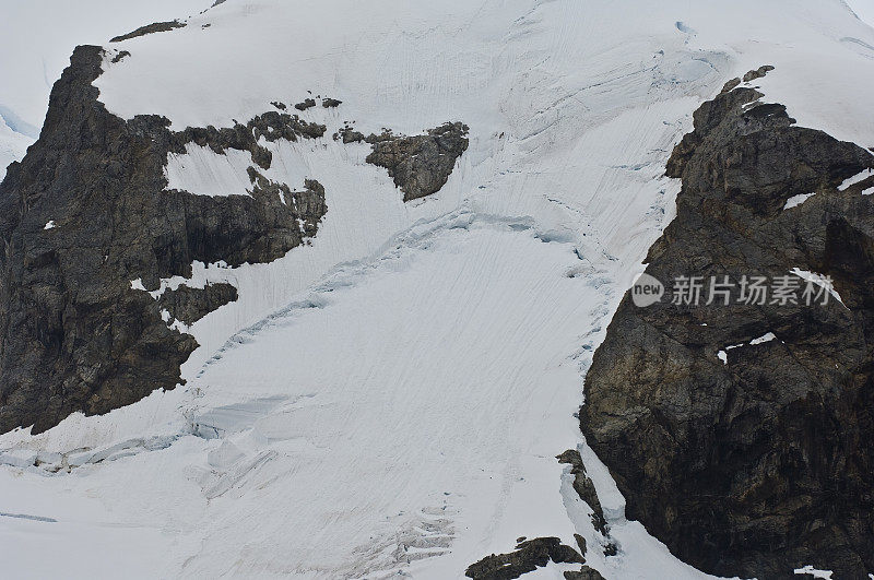 冰川Bergschrund, Cierva海湾，南极半岛;冰川裂缝是移动的冰川从静止的冰川上分离而形成的裂缝。在corrie或cirque, bergschrund被放置在后方，平行于后墙o